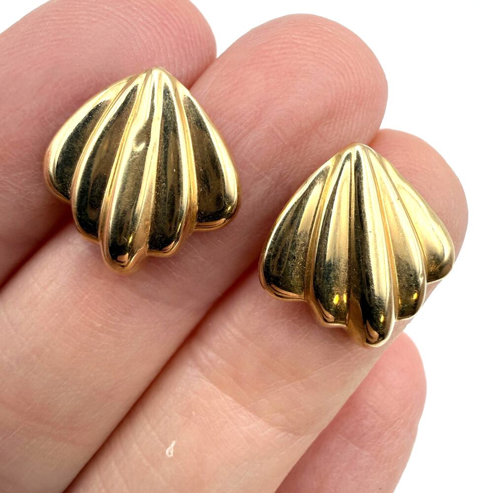 Signed 14K AV? Solid Yellow Gold Clamshell Fan Dainty Small Stud Earrings .91g